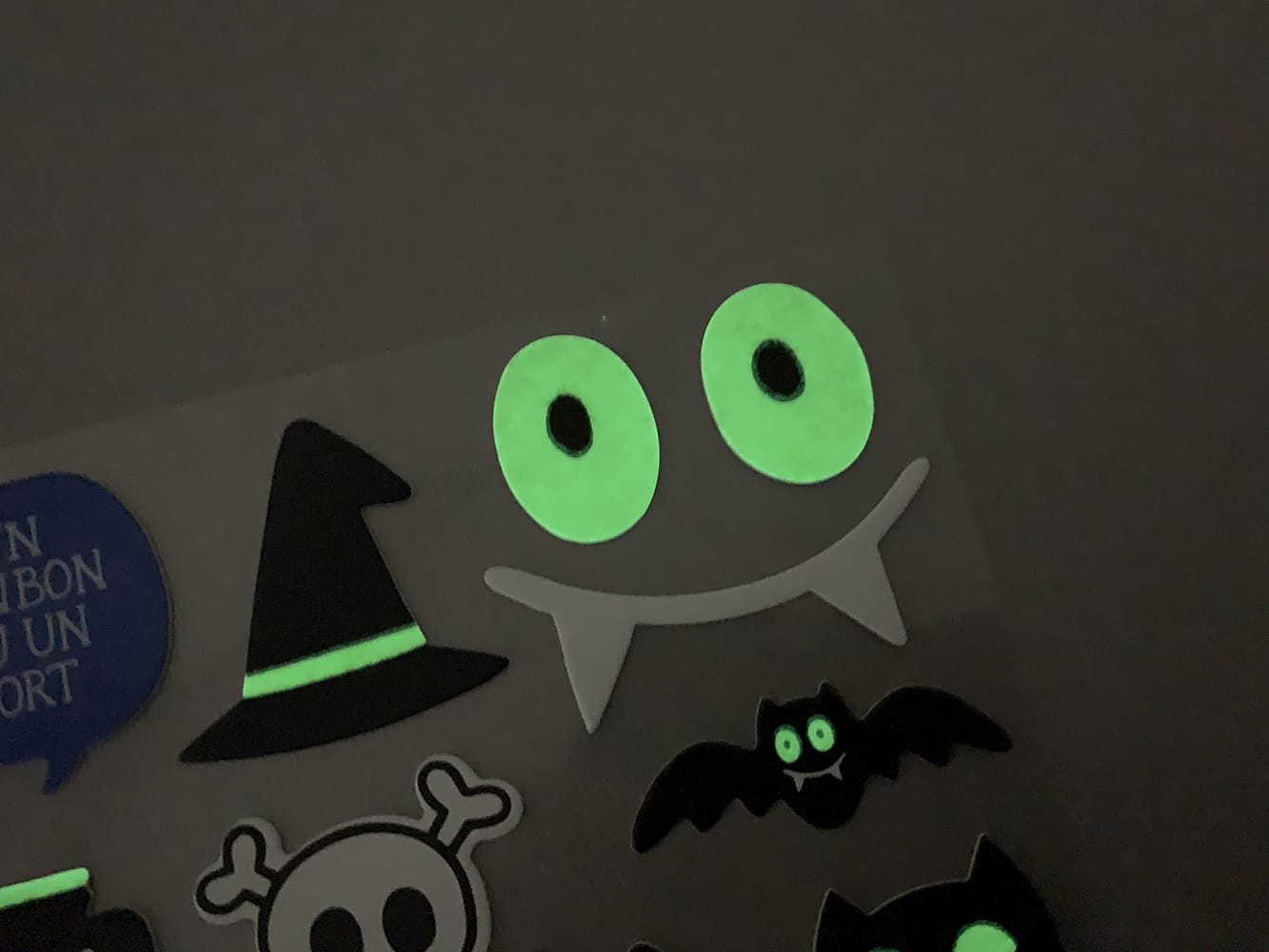 60  die-cuts carton phosphorescent autocollant Halloween - Artemio