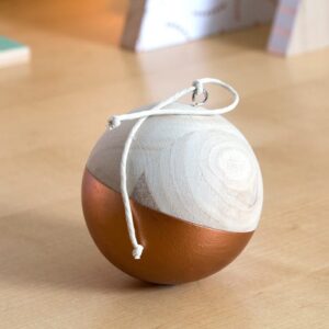 Boule avec cordon 8 cm - bois - Artemio